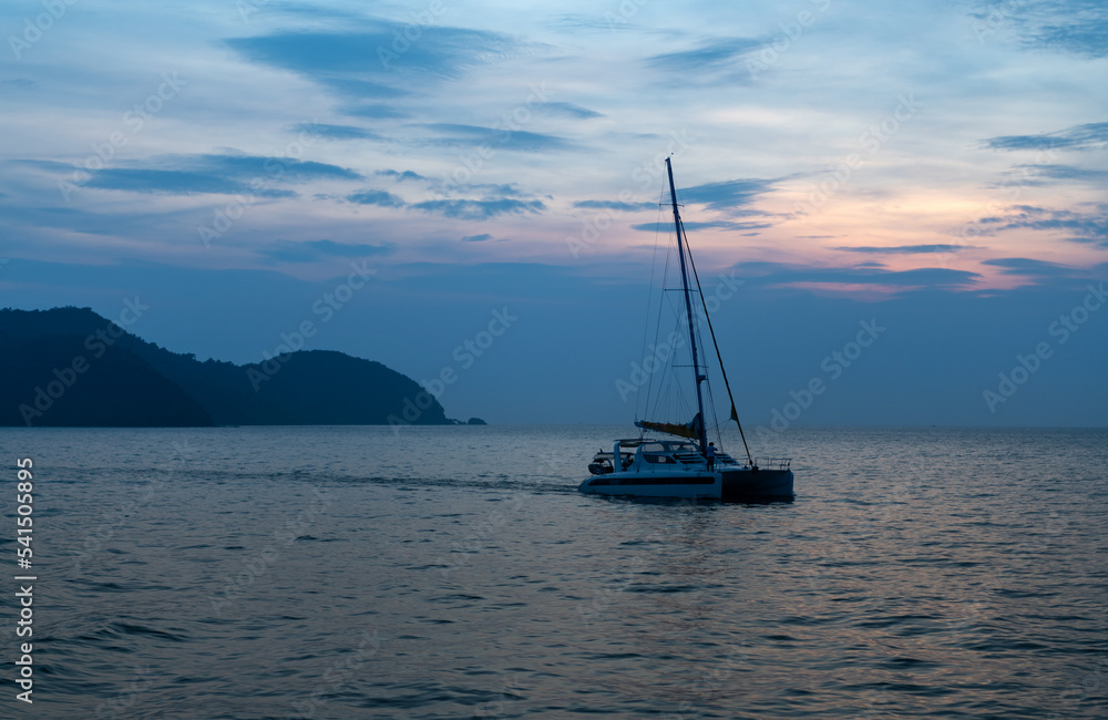 Fototapeta premium The beautiful sea and sky moment The sun is going down.