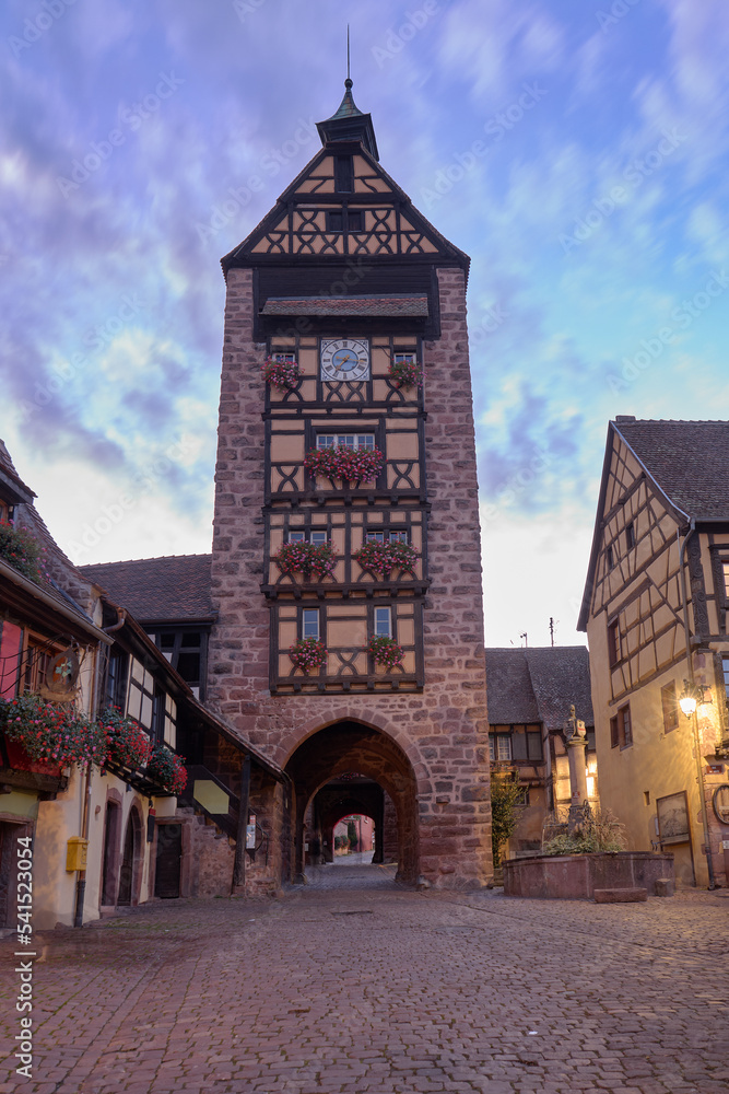 Fototapeta premium Vista al atardecer de la torre de Riquewihr en Alsacia, Francia.
