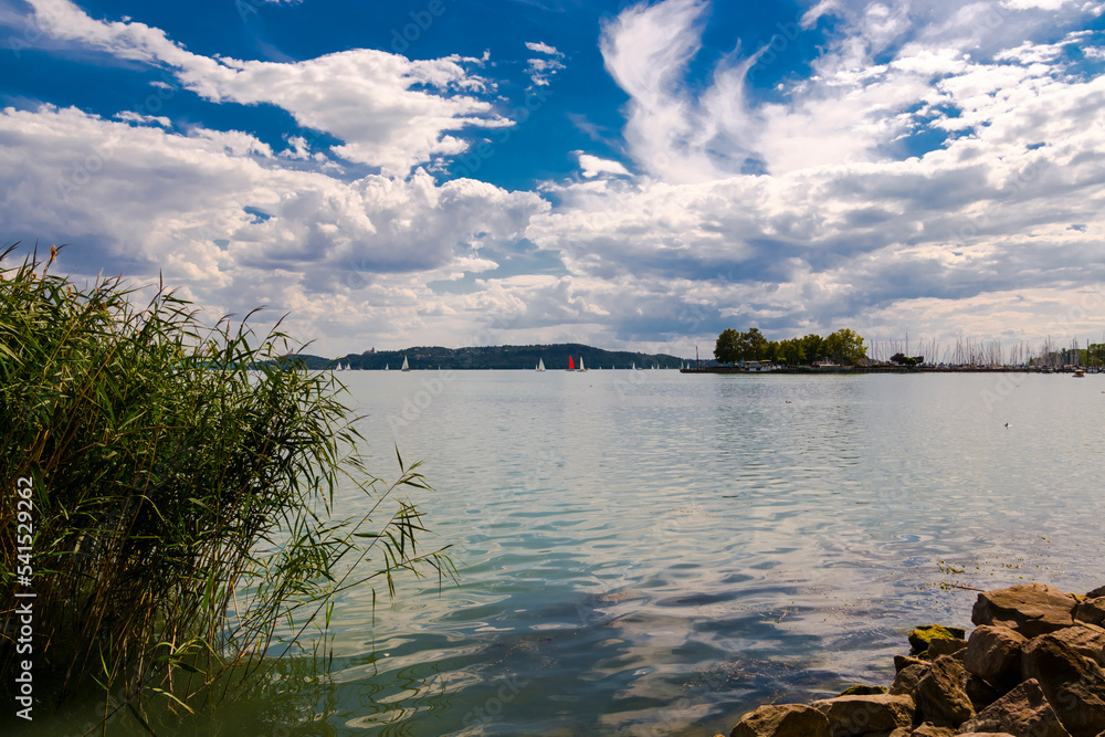 Obraz premium The lake Balaton in Balatonfured and view of Tihany