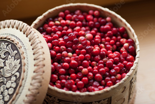 Bilde på lerret lingonberry basket