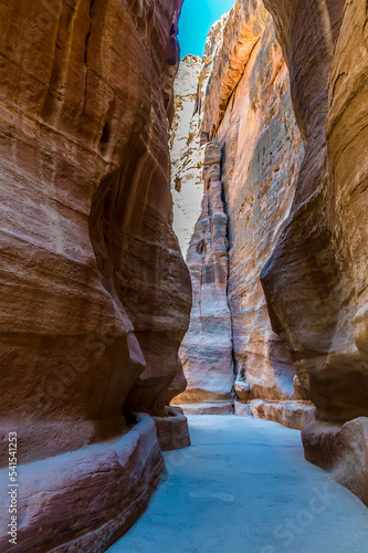 Foto A view down the path approaching the ancient city of Petra, Jordan in summertime