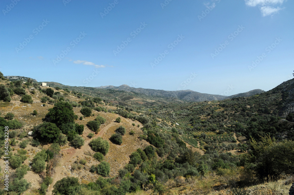 La vallée en contrebas du village de Goniès près de Gazi en Crète