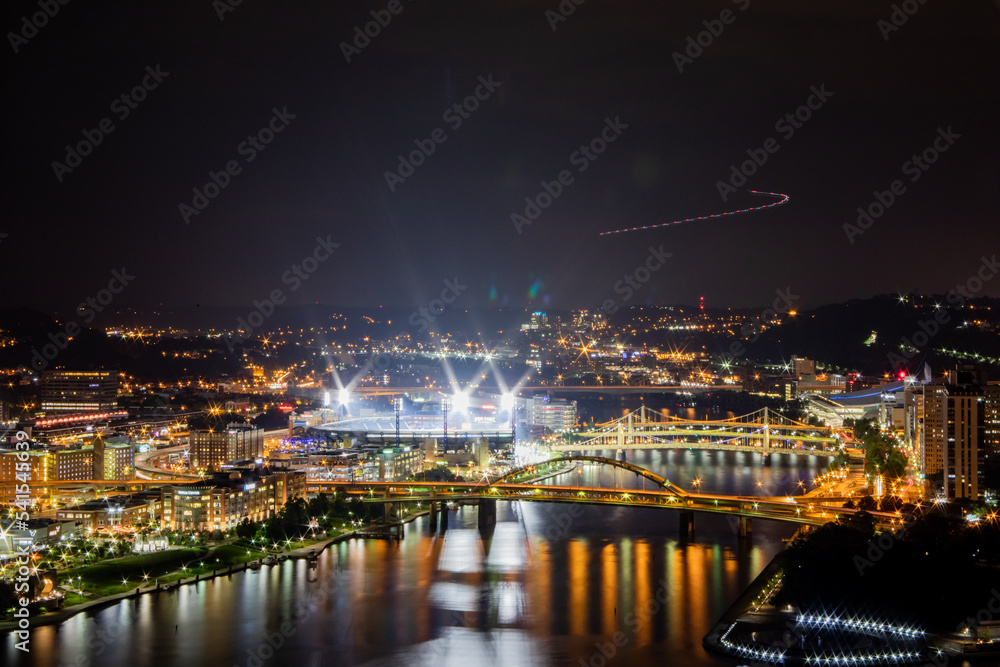 Obraz premium Pittsburgh pirates stadium from above across the river