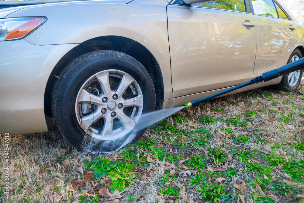 During the washing process, use a car wash sprayer with water. During the washing process, use a car wash sprayer with water.