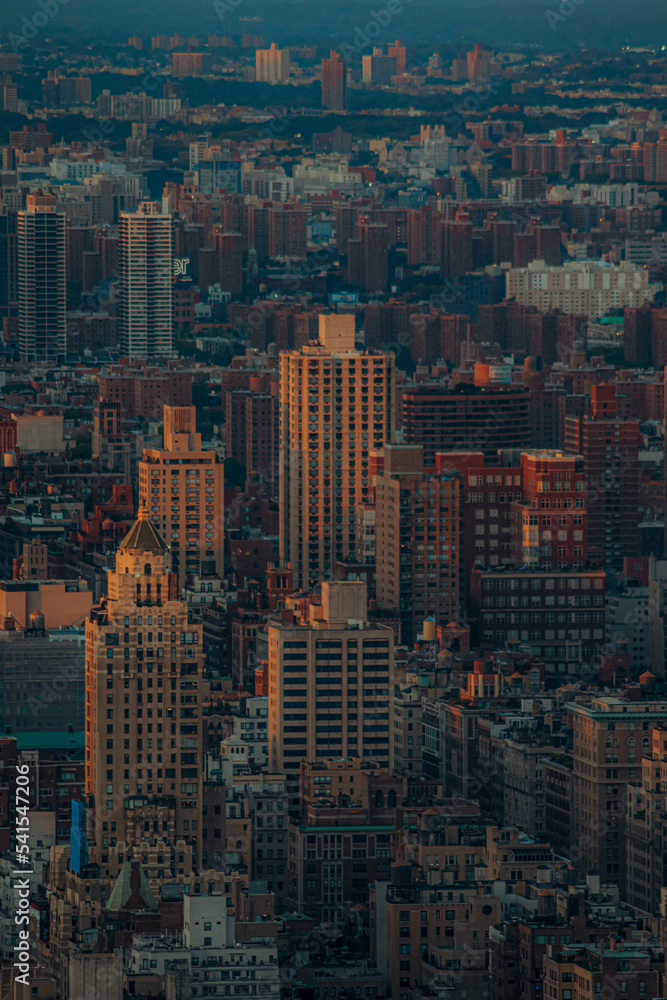 Obraz premium Suburbios de New York desde lejos en la puesta de sol.