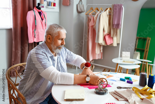 Mature fashion designer wor...