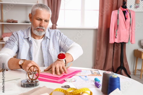 Mature fashion designer wor...