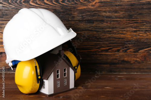 Hearing protectors with hou...