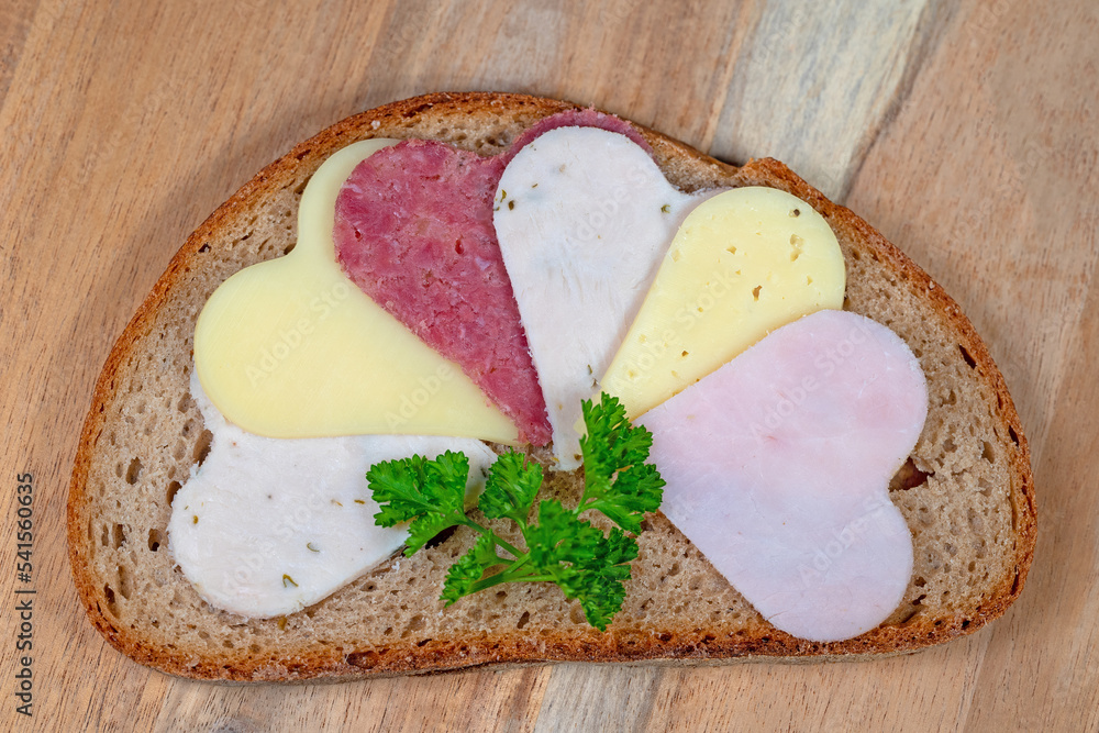 Kalorien Belegtes Brot Mit Wurst Und Käse stock.adobe.com