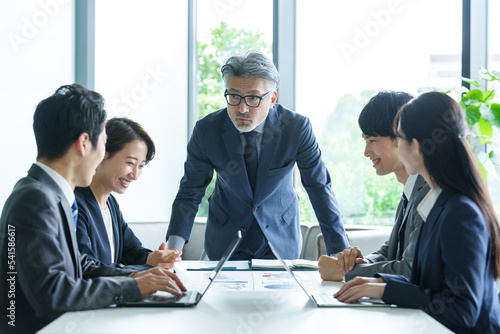 オフィスで会議をするビジネスパーソン
