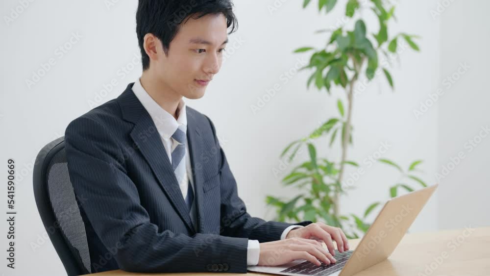 パソコンを使って仕事する若いビジネスマン	

