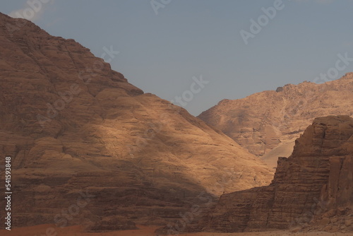 Nubes cubriendo las montañas en el desierto de Wadi Rum