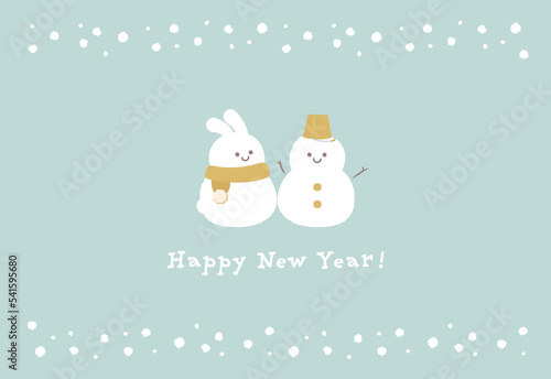 笑顔のウサギと雪だるまのキャラクターのかわいいナチュラルな年賀状