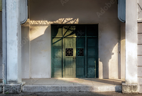 Wooden old door in China © Liudmila Dmitrieva