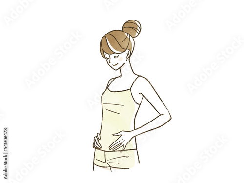 お腹を触っている笑顔の女性