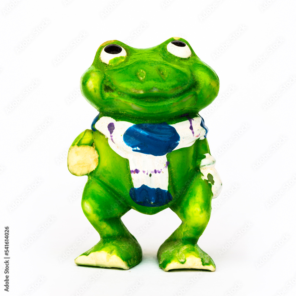 Obraz premium Statuette of a green frog close-up on a white background.