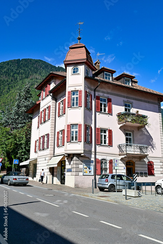 Fassade eines historischen Hauses mit Balkon in Lana, Südtirol, Italien 