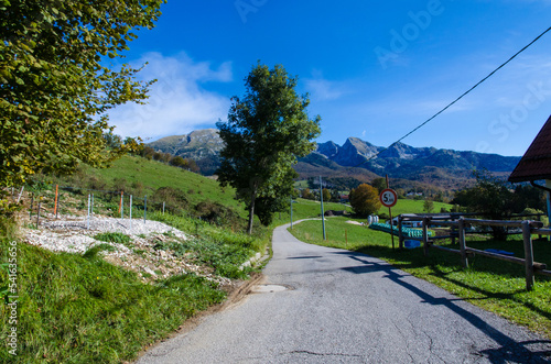 Una piccola strada di montagna in Alpago, provincia di Belluno, in Veneto