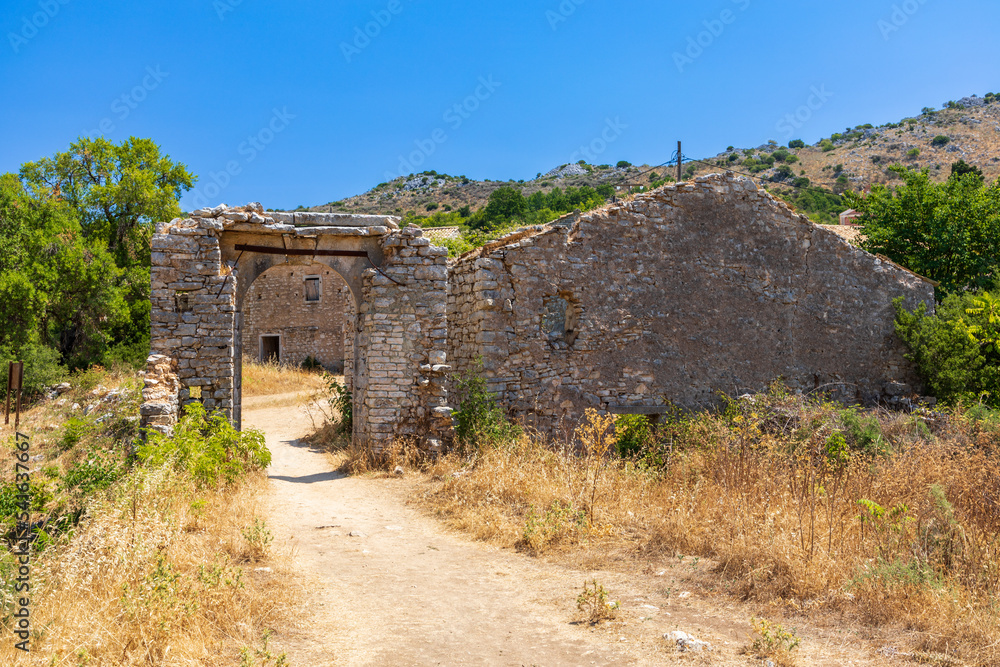 Ruinen des verlassenen Dorfes Perithia auf Korfu, Griechenland