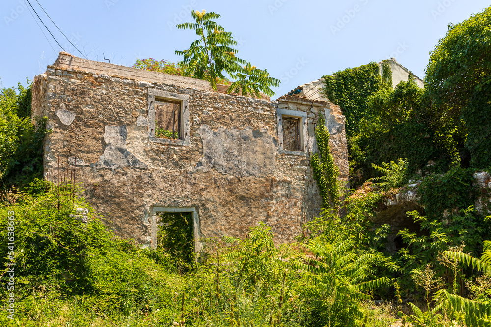 Ruinen des verlassenen Dorfes Perithia auf Korfu, Griechenland Ruinen des verlassenen Dorfes Perithia auf Korfu, Griechenland