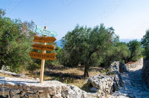 Le indicazioni per alcuni sentieri che girano intorno a Castro, borgo del Salento, in Puglia con degli ulivi sullo sfondo photo