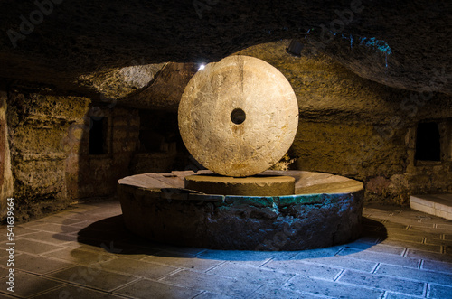 La macina del frantoio ipogeo di Presicce, borgo del Salento in Puglia