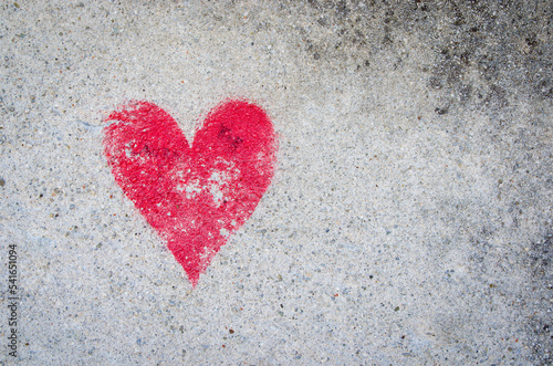 Un cuore rosso dipinto su un muro