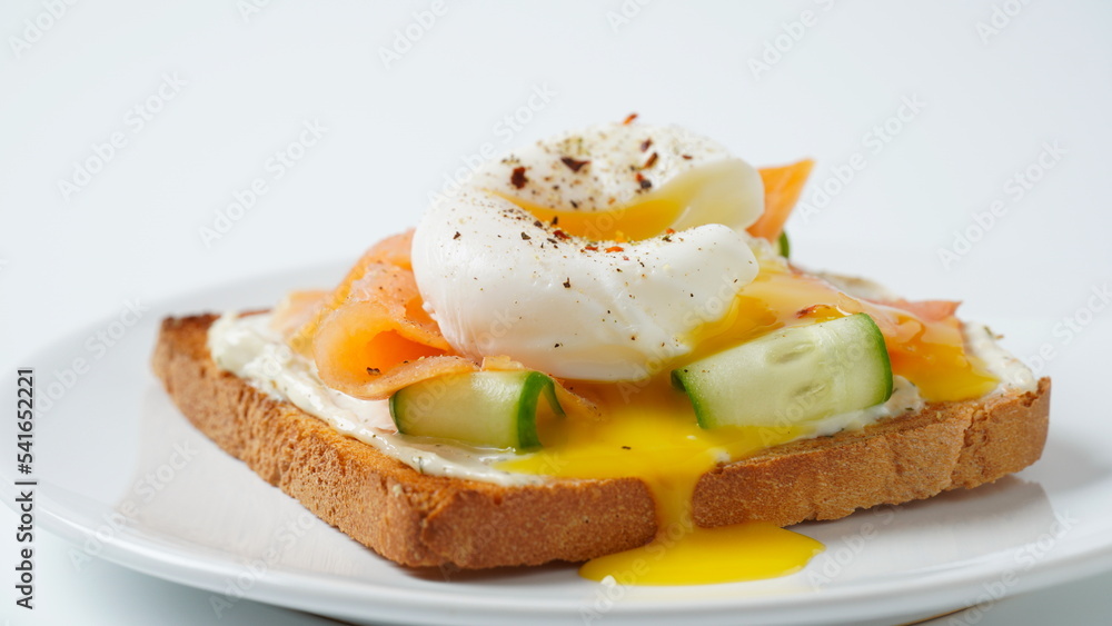 Fresh Toast with Smoked Salmon and Poached Egg Fresh Toast with Smoked Salmon and Poached Egg