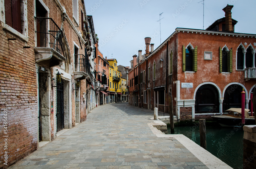 Uno scorcio di un canale di Venezia in una giornata primaverile 