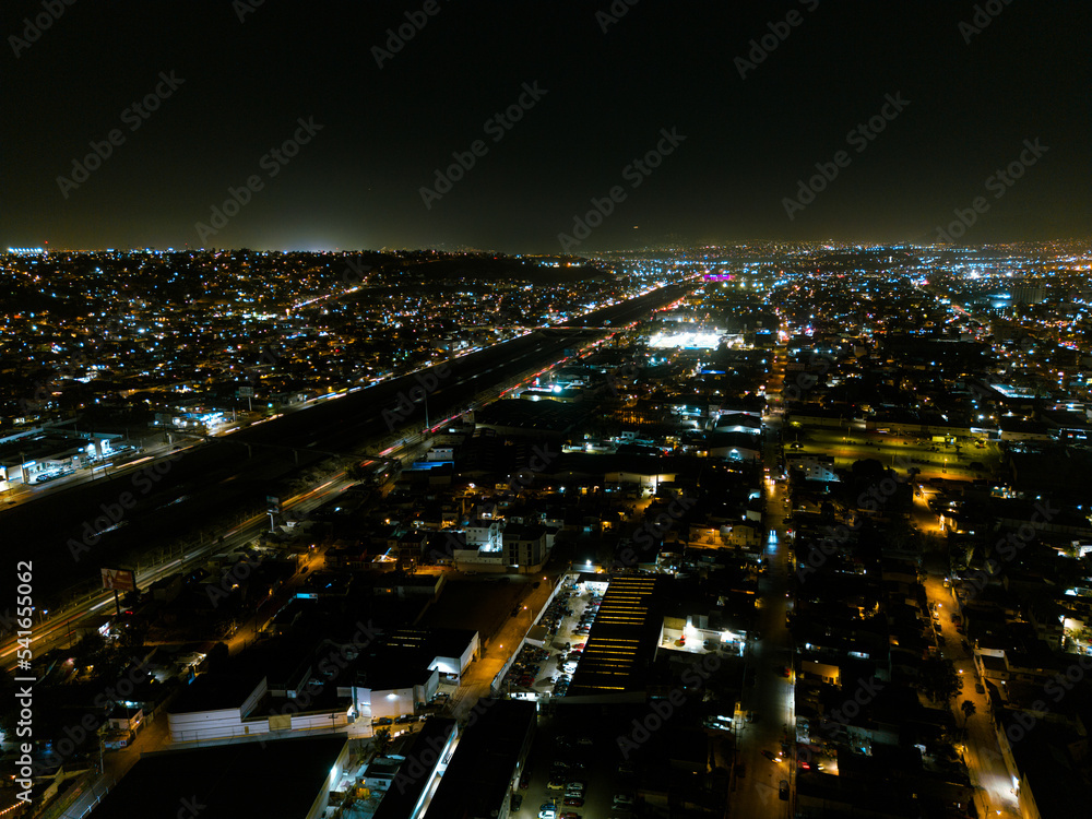 Fototapeta premium fast track in tijuana at night II