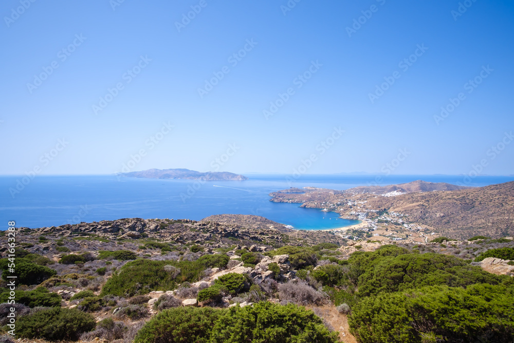Obraz premium Breathtaking panoramic view of the famous Mylopotas beach in Ios Greece and the island of Sikinos in the background
