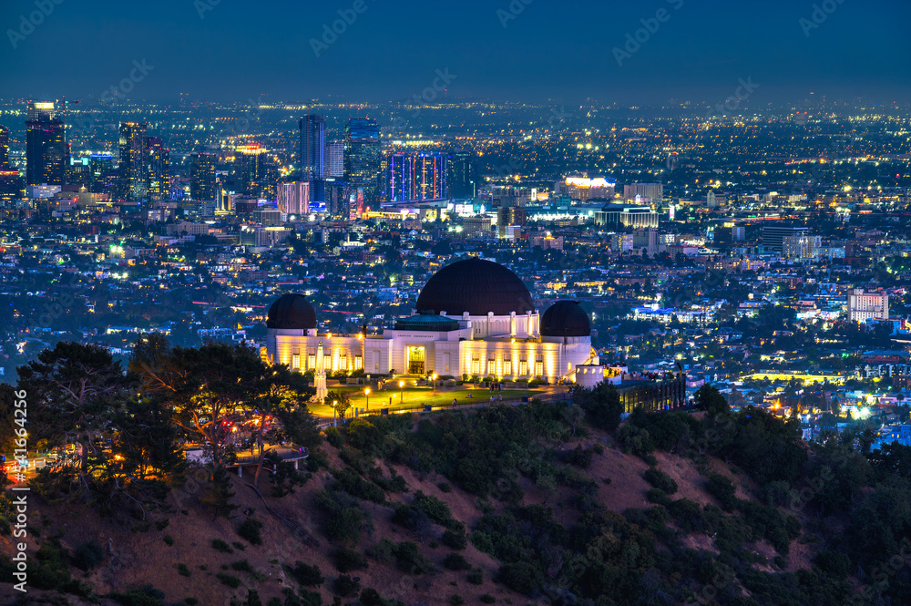 Obraz premium Griffith Observatory and Los Angeles skyline at night