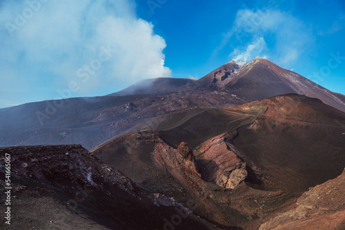 El paisaje panorámico de rocas volcánicas bajo el humo que desprende. 