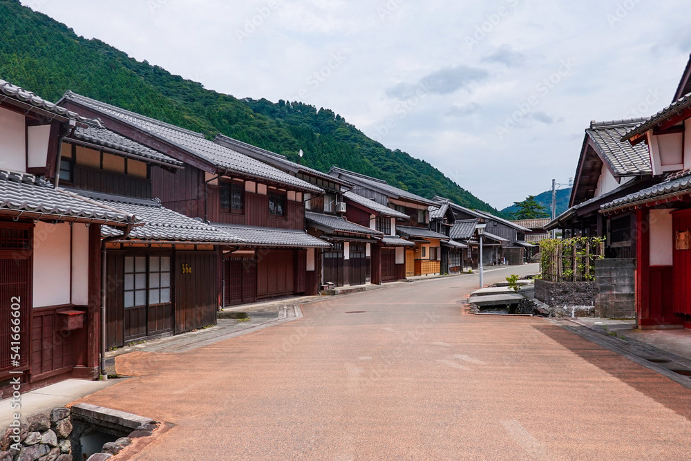 若狭鯖街道熊川宿の伝統的な街並み（福井県若狭町）