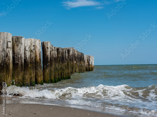 Wellenbrecher am Strand im Meer