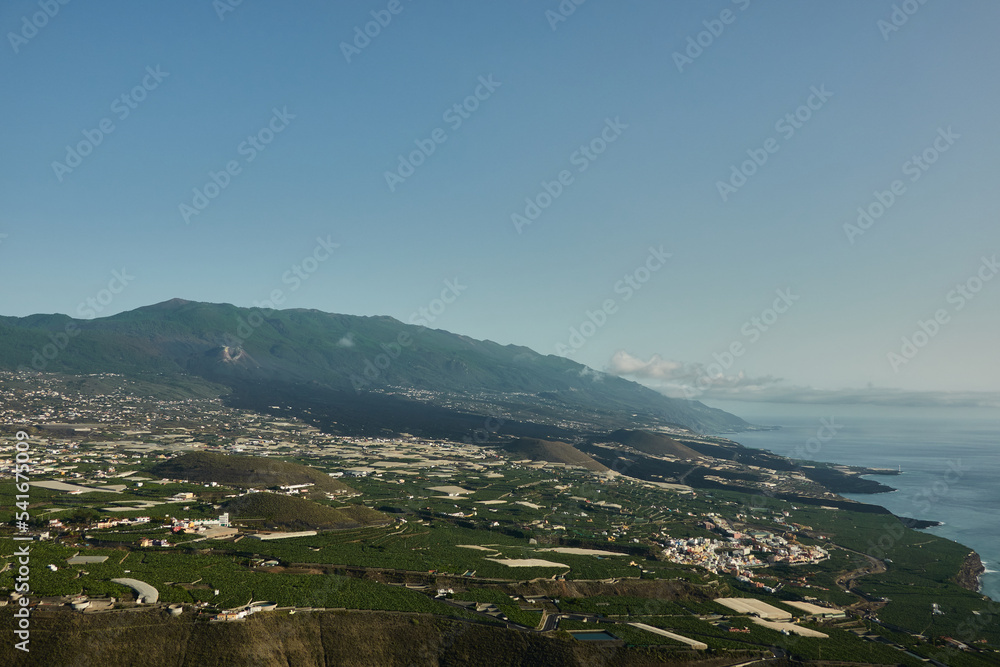 Obraz premium The Tajogaite volcano and its lava flow that reaches the sea seen from the Time viewpoint on the island of La Palma. Canary Islands. Spain