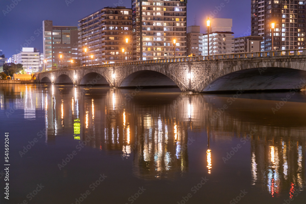 萬代橋とビルの夜景