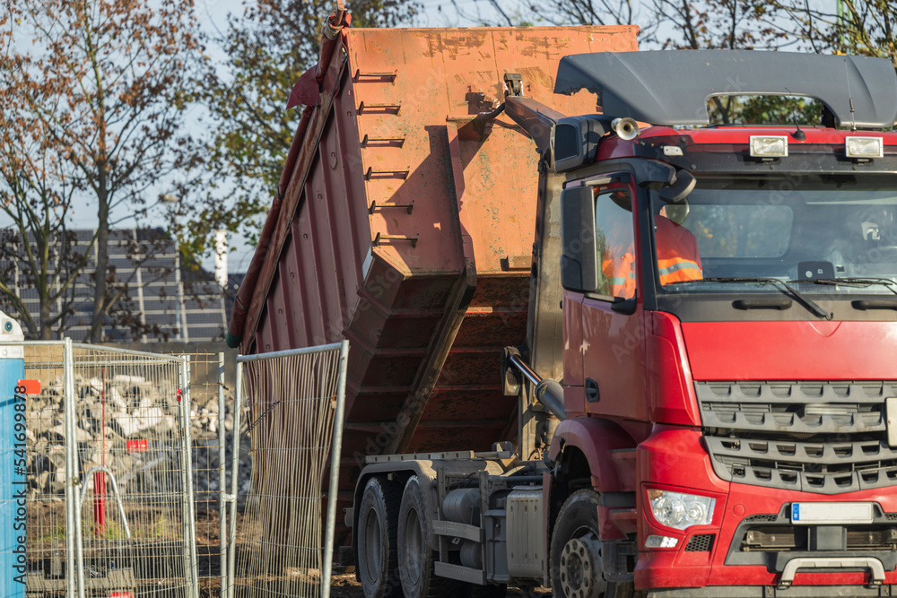 Ein Baucontainer wird auf einen LKW gezogen Ein Baucontainer wird auf einen LKW gezogen