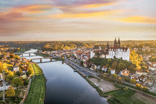 Panorama Luftbild der Stadt Meißen an der Elbe mit historischer Altstadt und Schloss Albrechtsburg beim Sonnenuntergang im Herbst, Sachsen, Deutschland