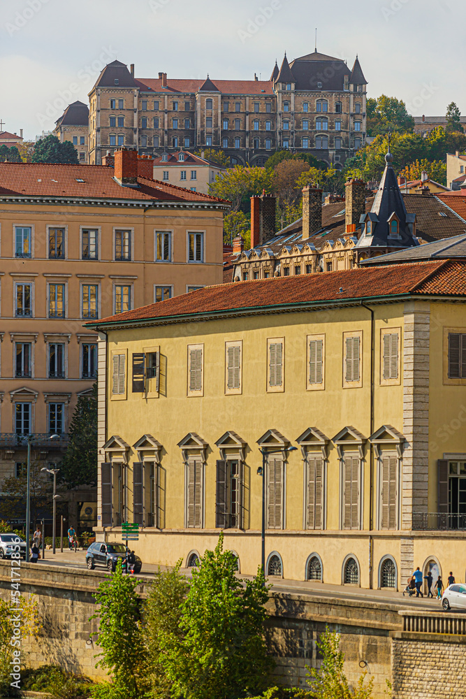 Fototapeta premium paysage urbain de la ville de Lyon en automne