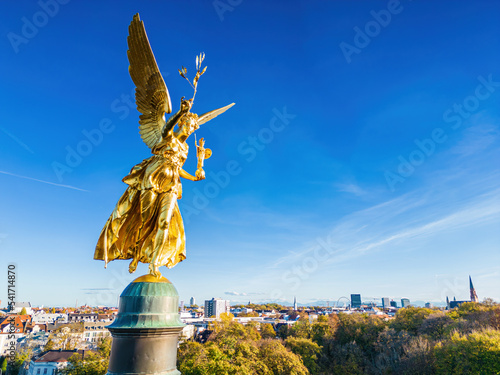 Obraz na plátně Famous golden Angel of Peace statue (Friedensengel) in Munich, Germany