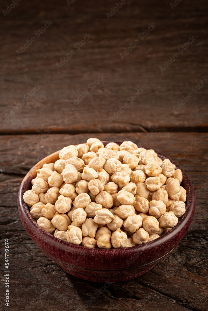 Raw chickpeas in the bowl.