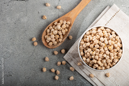 Raw chickpeas in the bowl.