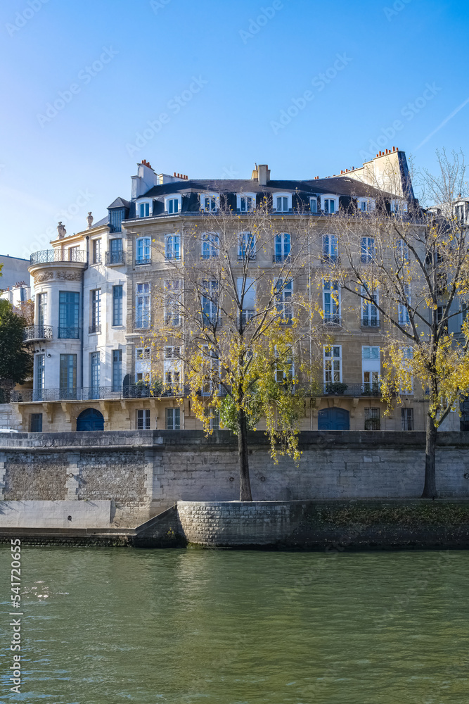 Paris, ile Saint-Louis, beautiful houses quai d’Anjou
