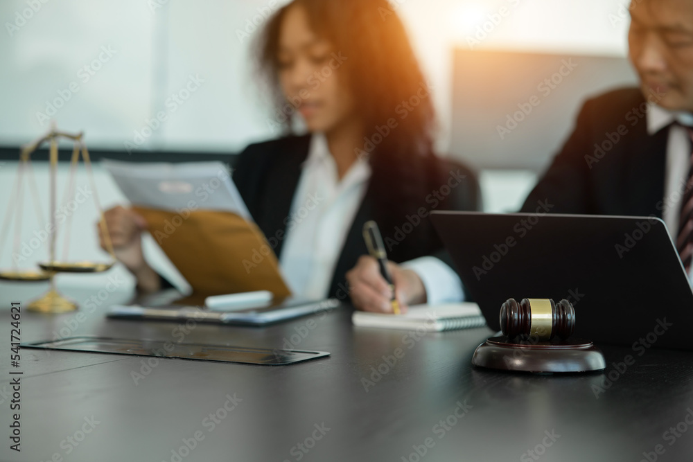 Lawyers and team members discuss the client and find a solution to the problem. Lawyers and team members discuss the client and find a solution to the problem.
