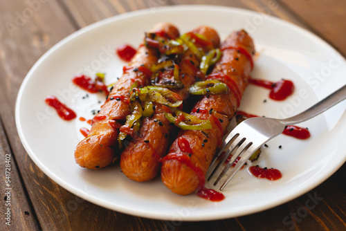 Grilled sausages with green peppers and ketchup