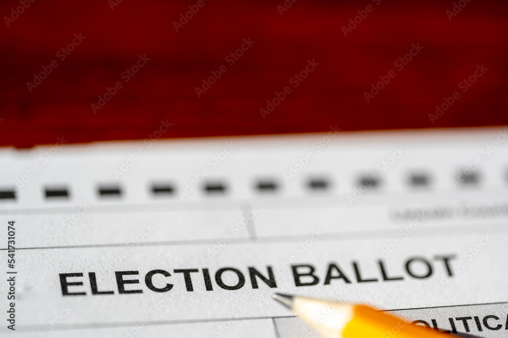 Obraz premium Selective focus on a generic election ballot with a pencil on top.