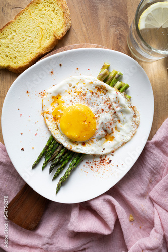 Grilled eggs with green asparagus. Healthy vegetarian food.