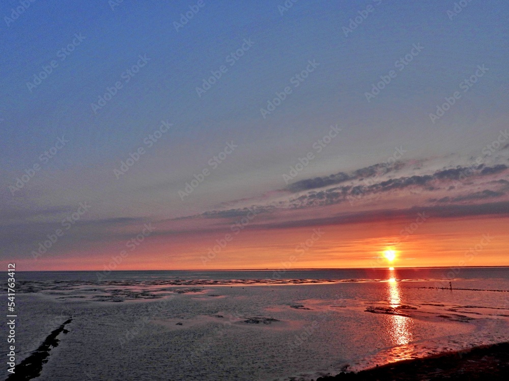 Fototapeta premium Sonnenuntergang am Wattenmeer bei Ebbe