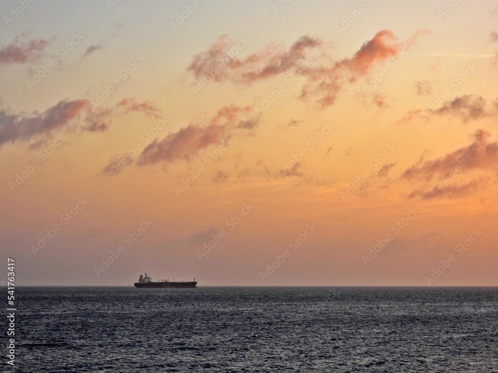 Sonnenuntergang am Meer mit Schiff am Horizont Sonnenuntergang am Meer mit Schiff am Horizont